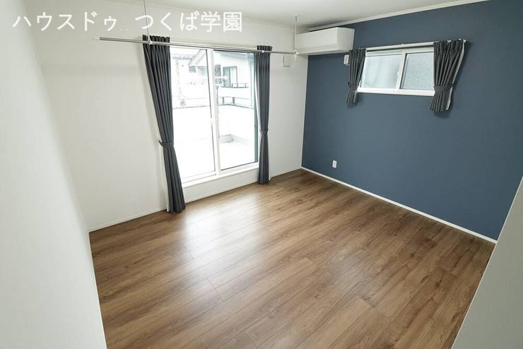 2階7.7帖の洋室です。6帖の広々バルコニーを使用出来ます♪