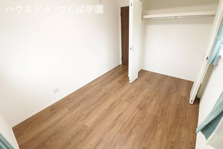 2階南西側5.2帖の洋室です。全居室収納付きです♪