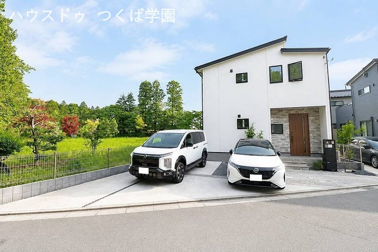 車は車種によりますが2~3台駐車可能です♪