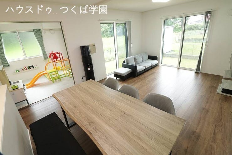 窓が多く日当たり通風良好な16.5帖のLDKスペースです♪