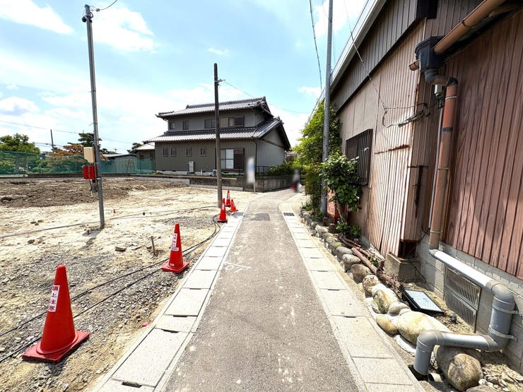 西側前面道路