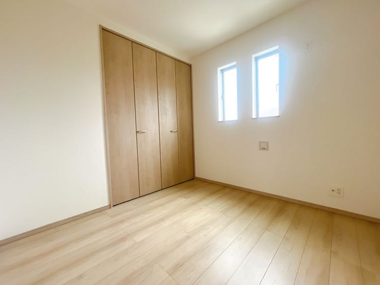 【洋室】
広々としたお部屋は家具の配置やインテリアデザインがしやすく、自分好みの居心地の良い空間を作れます♪
ソファやテレビ台を設置して家族や友人とくつろげるセカンドリビングスペースにもなります!
