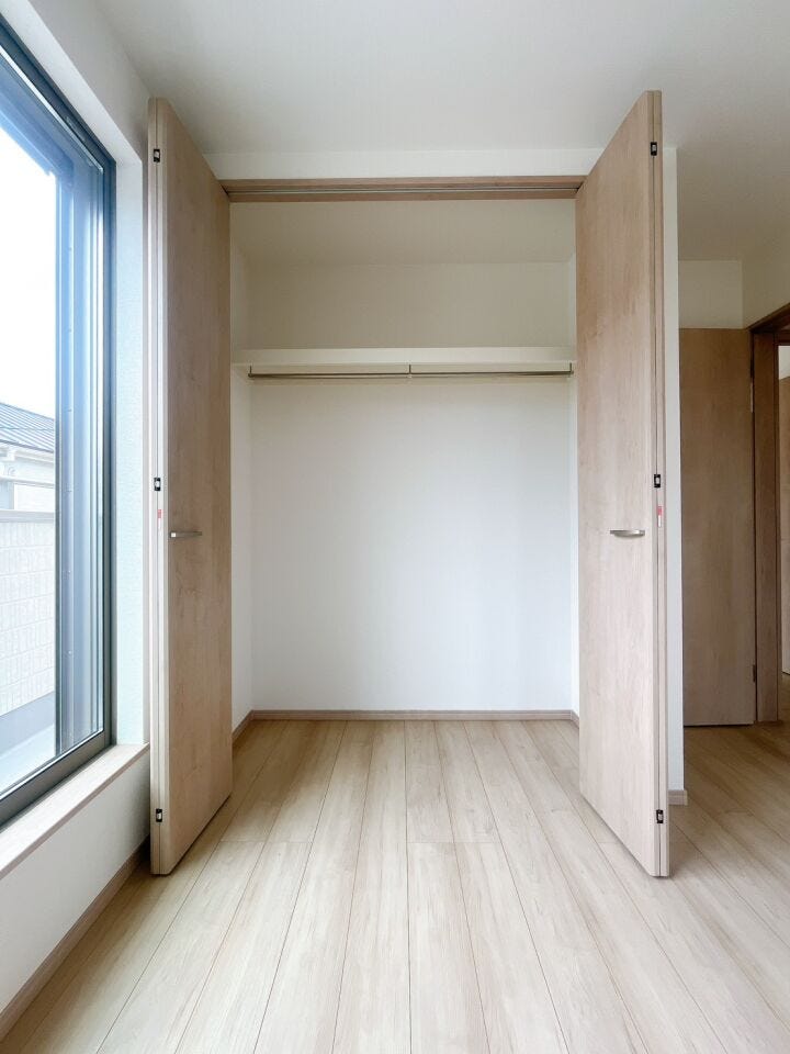 【収納】
扉付きのクローゼットは中身をしっかり隠せるため、生活感を抑えお部屋全体をすっきりと見せることができ、急な来客時にも安心です♪
さらに棚付きの収納があることで、細かな物も整理できます!