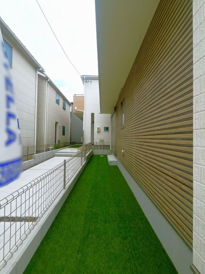 【庭】
コンテナガーデンを取り入れればトマトなどの作物を育てて家庭菜園が楽しめます♪
限られたスペースだからこそ手入れがしやすく、お花やグリーンを飾り、癒し空間として暮らしに彩りを添えられます♪