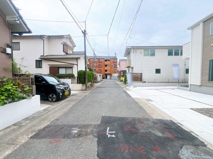 【前面道路】
大型車の通行が少なく、静かで落ち着いた環境が魅力です♪
小さなお子さんがいるご家庭でも安心して暮らせます!
車がスピードを出しにくく、交通事故のリスクも低減される安全な住環境です!