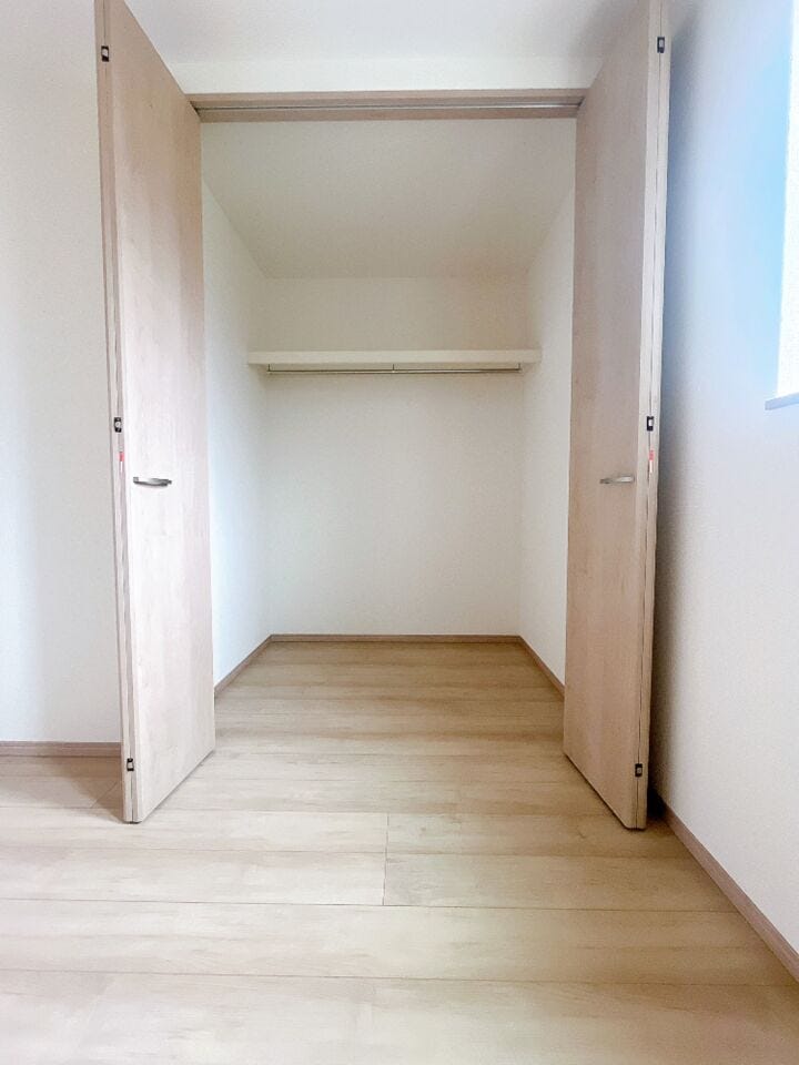 【全室収納付き】
全ての部屋に収納が備わっているため、家族ごとに持ち物を分けて整理しやすく、生活空間をすっきり保てます!
日々の片付けがしやすく、暮らしのリズムが整いやすい嬉しいポイントです♪