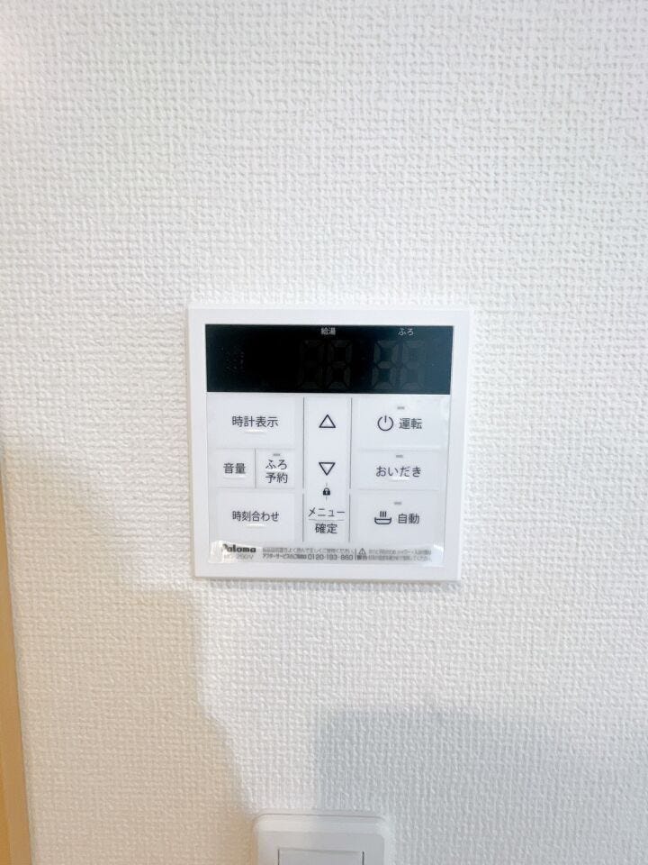 【追焚機能】
追焚機能があれば、お湯が冷めてもボタンひとつで温め直すことが出来るため、忙しい家事の合間に使用するなど便利です! 家族の入浴時間がずれてもいつでもあたたかいお風呂に入ることができます♪