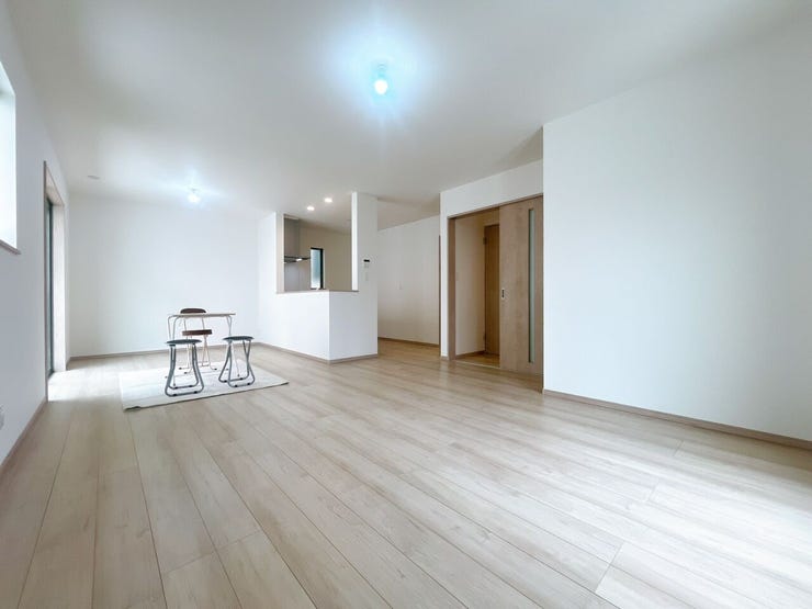 【LDK19.25帖】
ゆったりと過ごせる広さのリビングは家具を配置しても圧迫感が少なく、快適な生活空間を確保できます!
親戚や友達を呼んでもゆとりがあり、楽しい時間を過ごすことが出来ます♪
