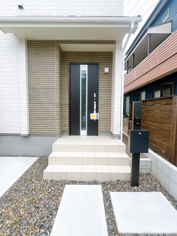 【玄関ポーチ】
屋根付きの玄関ポーチで、雨の日でも濡れずに傘の開閉ができます!
日差しも遮って快適に出入りできるため、天候に左右されず安心♪
家族や来客にも嬉しい便利なスペースです!