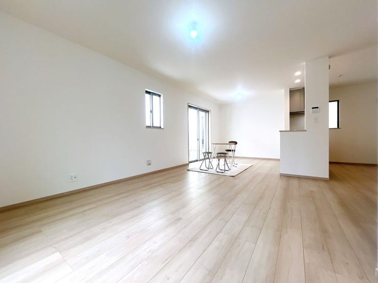 【見通しの良いリビング】
縦長のリビングはどこにいてもお部屋全体が見渡しやすく、ぱっと見て室内の様子が把握しやすいです♪
そのため小さなお子様がいるご家庭や、ペットを飼われていても安心です!