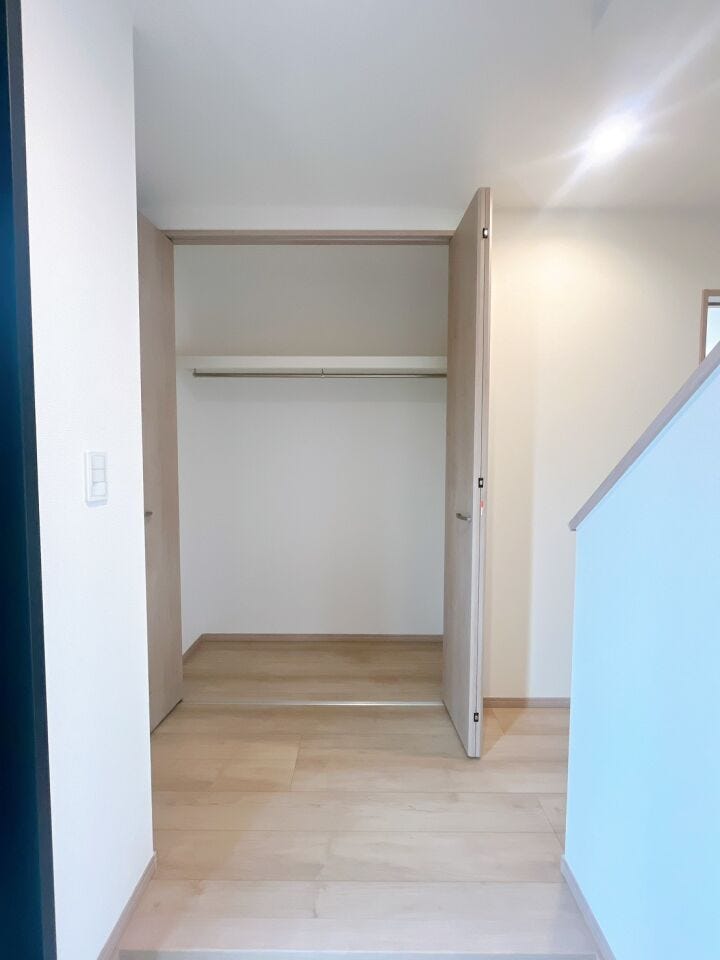 【廊下収納】
廊下にも収納を設けることで、溢れがちな日用品もすっきり収納することが出来ます♪
生活導線に収納を配置することで取り出しやすく、必要な物をすぐに手に取れる動線が確保されます!