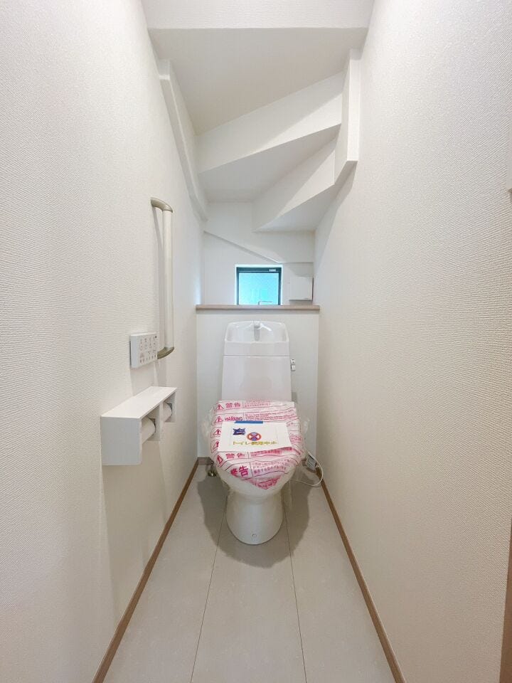 【手すり付きトイレ】
手すりが付いていることで、お子さまやご高齢の方でも安心して使用しやすいです!
立ち座りの負担を軽減し、転倒防止にも役立つため、毎日の動作がより安全で快適になります♪
