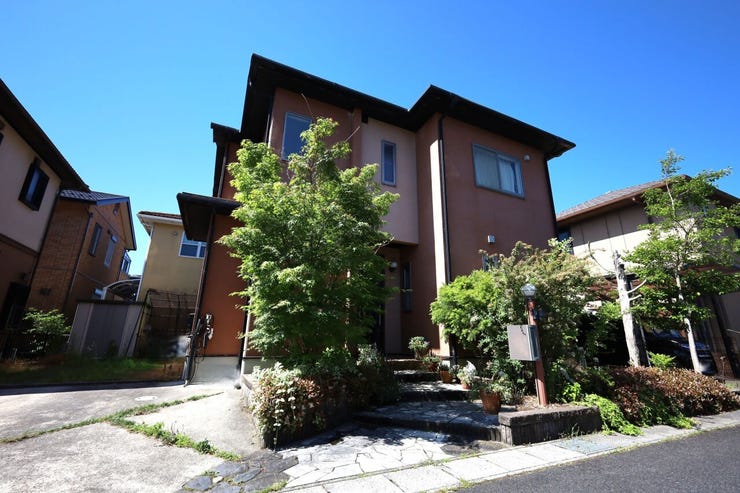 隣家との間隔が広く、落ち着いて過ごせる住環境です。