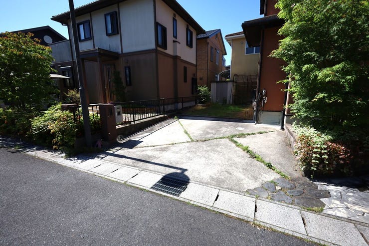 間口が広く、13m以上ございます。車の出し入れも安心で、家族みんなが使いやすい配置です。