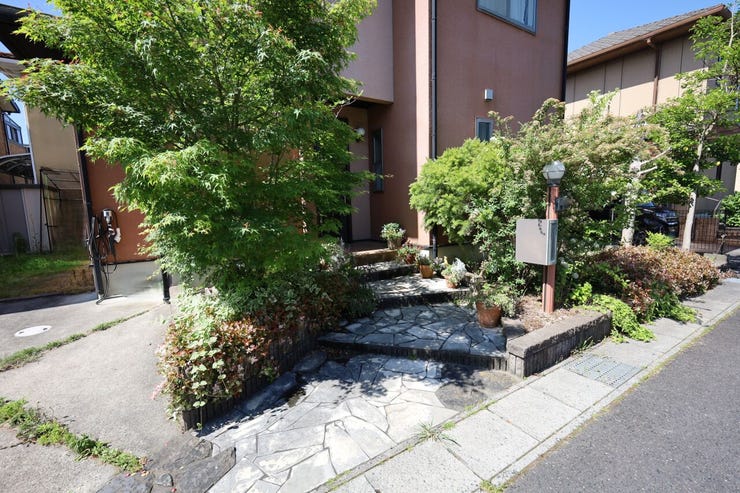 季節の移ろいを感じられる植栽が、家族をやさしく迎えてくれます。
