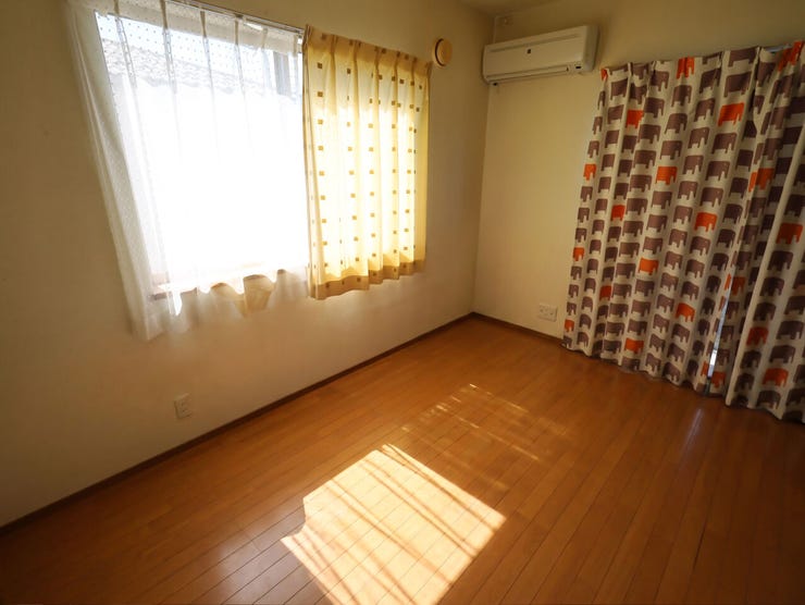 子ども部屋にもおすすめの洋室。バルコニーに面しており、窓からは心地よい光が差し込みます。※現況の物件写真に、引渡し時のイメージとして CG による画像処理がされています。