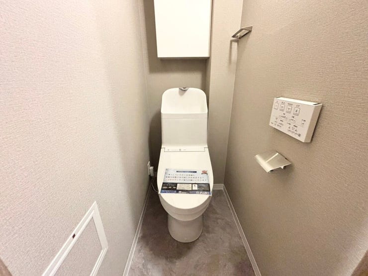 トイレ上部には収納棚を設置。
トイレットペーパーや掃除用品などを収納でき、空間をすっきり使いやすい仕様です。