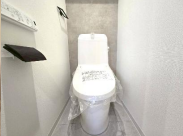 清潔感のあるトイレ空間。シンプルで使いやすい設計で、毎日気持ちよくお使いいただける快適な設備です。
