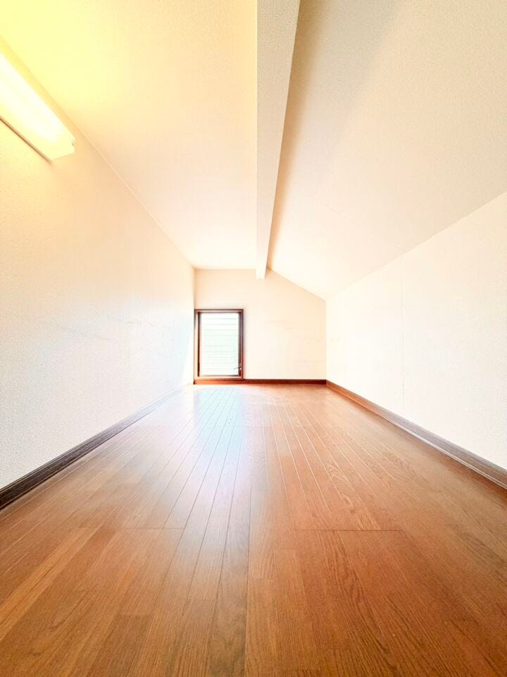 【小屋裏収納】
屋根裏収納の天井高さ1.4m以上有。天井是正後お引き渡し。