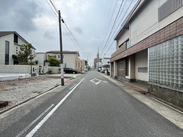 西側前面道路です。十分な道幅!駐車時も安心です◎
