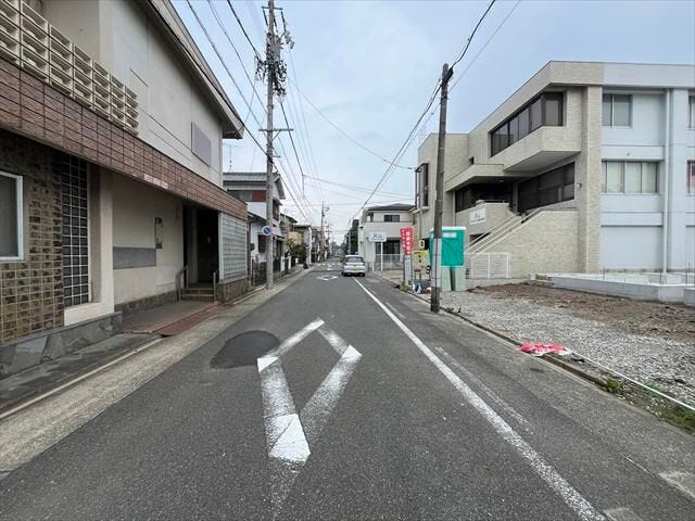 西側前面道路は、北方面への一方通行ということもあり、車の通りも多くなく駐車がしやすいです。