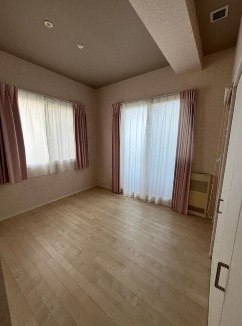 《洋室1》
約8帖のお部屋です。
2面採光で日当たり良好!