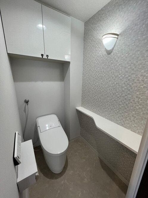 《トイレ》
ウォシュレット付きトイレです。
上部収納あり!ストック品や掃除用品の収納に♪