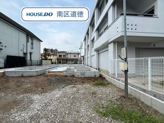 【外観】
基礎が完成しました!
3階建て東向きの住まいです♪
市営バス「豆田町」停 徒歩約2分。