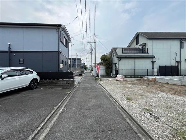幅員約2.7mの東側道路です。セットバックが必要な道路となります。大型車が入ってこれないので、騒音などの心配はありません。