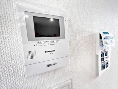 ■カラーインターホン
※完成イメージ
シンプルで使いやすいインターホン。自動録画のほか、手動録画もできます。受話/音量調整、明るさ調整が可能。