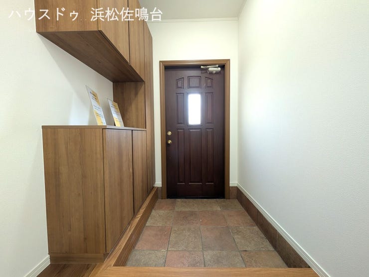 大きなシューズボックスのあるシンプルな玄関。