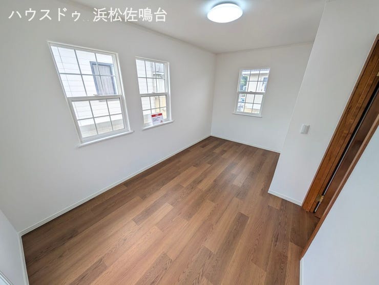 2階西側洋室。クロス・床・照明器具新品♪