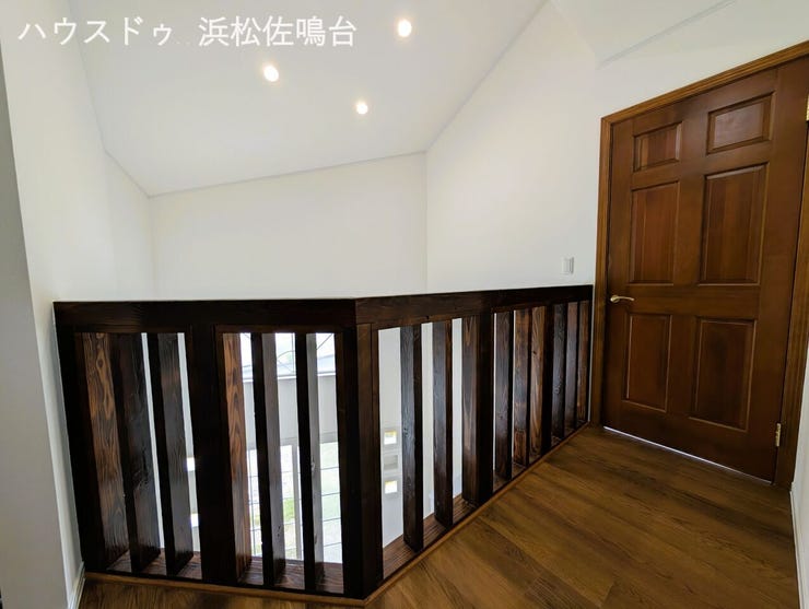 開放的な2階廊下の吹き抜け部分。下階リビングに声掛けできて便利です(^-^)