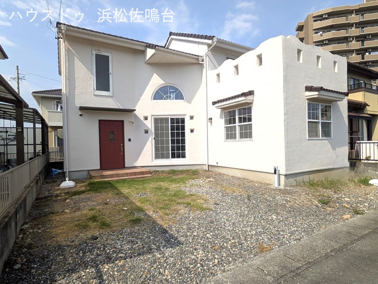 【外観】
塗り壁風の個性的なお家♪屋根はしっかりと瓦葺きです。