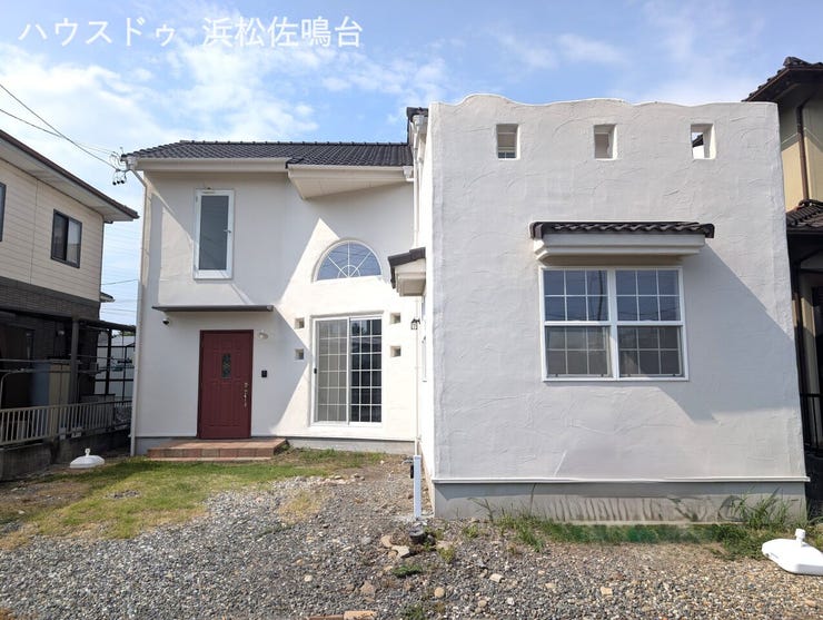塗り壁風の外壁と瓦ぶき屋根が、南欧を連想させるお家。