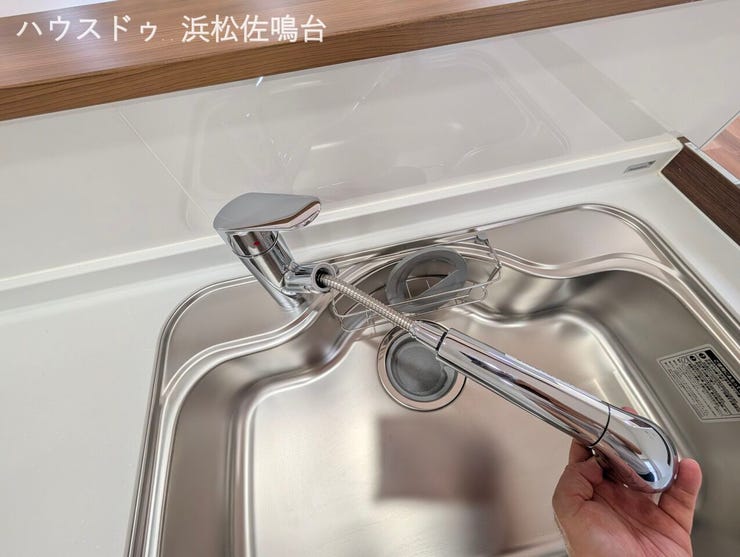 キッチンシャワー水栓はシンクのお掃除に大変便利です。伸ばして回してザッと流せばOKです(^-^)