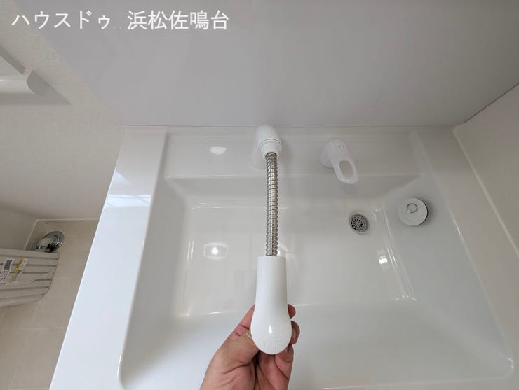 洗面台のシャワー水栓は、伸ばしてぐるっと回せばお掃除が楽々♪