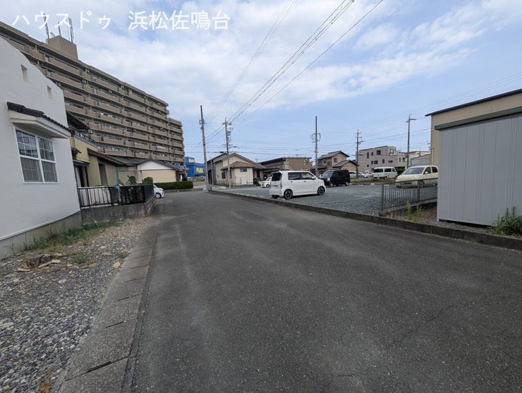 南側は駐車場で、空いております。