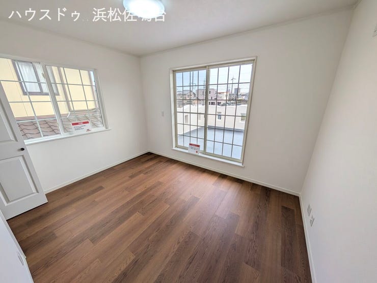 2階南東側洋室。クロス・床・照明器具新品♪