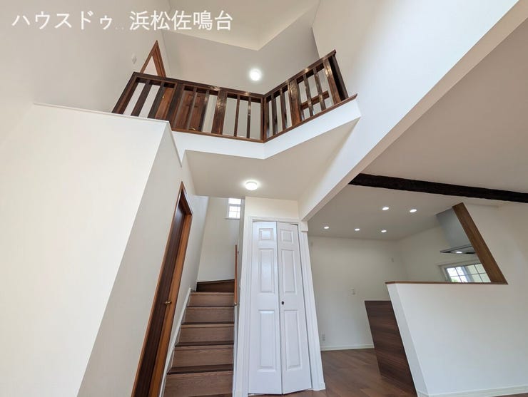1階リビングから吹き抜けを望む。