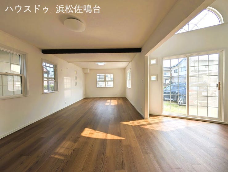 南向の明るいリビング!吹抜け部分にダイニングテーブルを置いたら、一層気持ち良くランチやお茶が楽しめそうです(^-^)