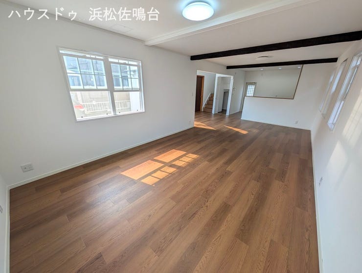 リビング別角度。クロス・床新品リフォーム済♪天井の梁がアクセントになり、お家の個性を引き出します。