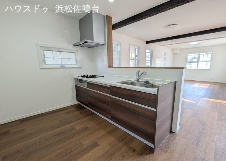 新品人工大理石システムガスキッチン!シャワー水栓、フラット型レンジフード、ビルドインガスコンロ3口