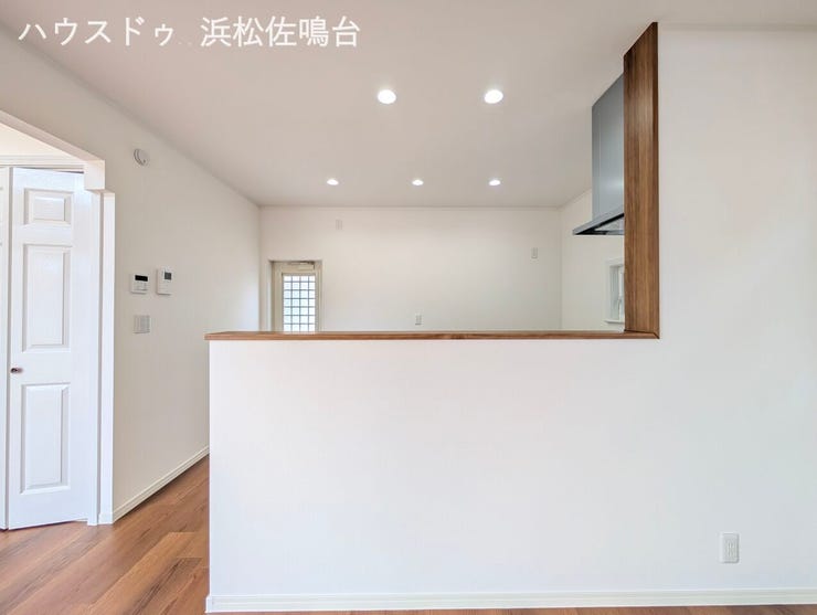 開放的なオープンキッチン。上部に収納棚はありませんが、キッチン背面の空間が広く空いており、大きなカップボードもOK!