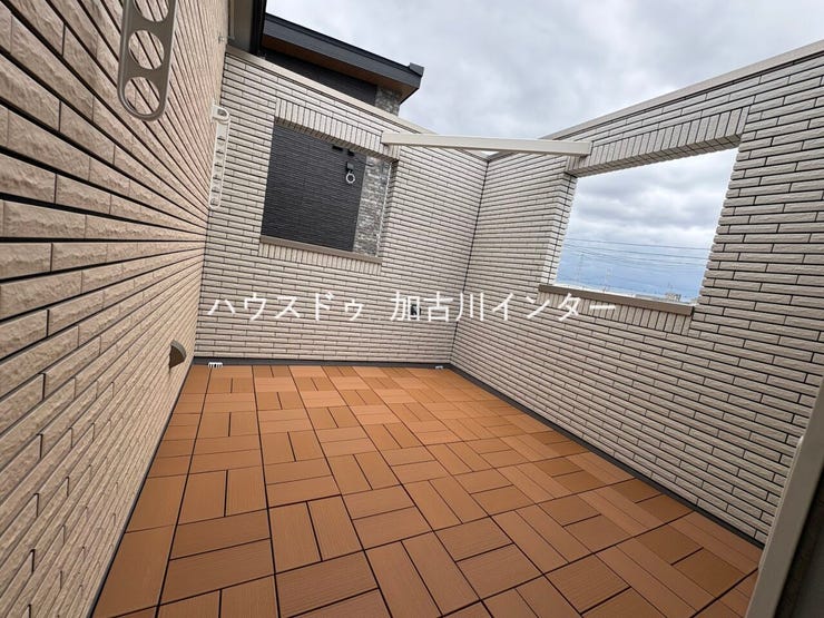 広々としたバルコニーは水栓完備!