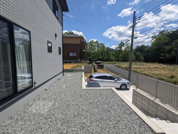 陽当たりと開放感に恵まれた、ひな壇立地の築浅中古住宅。