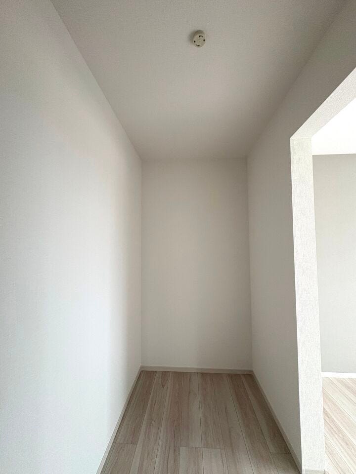 ご夫婦やお子様の荷物をたっぷり保管できるウォークインクローゼットを完備しております!