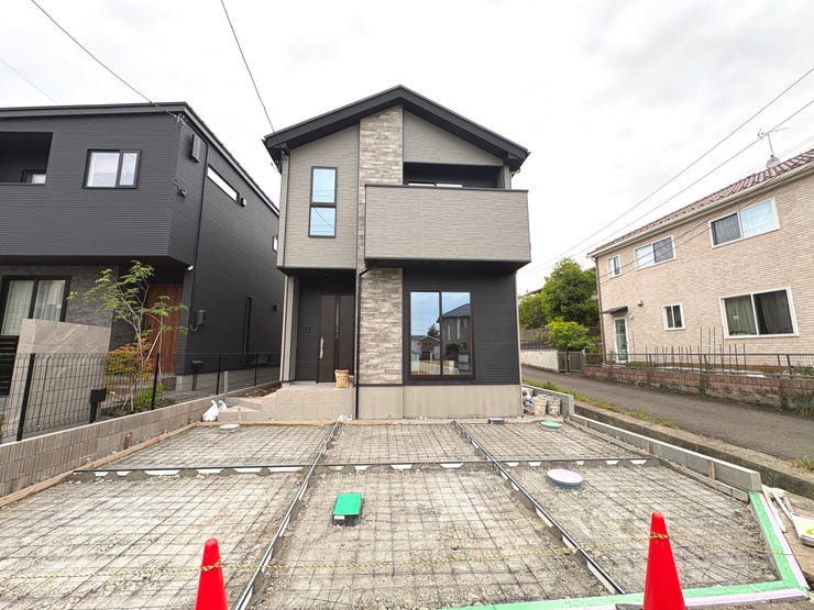 【外観】
バス停徒歩2分で駅へのアクセスに便利!小中学校やスーパーも徒歩10分圏内で生活至便です♪