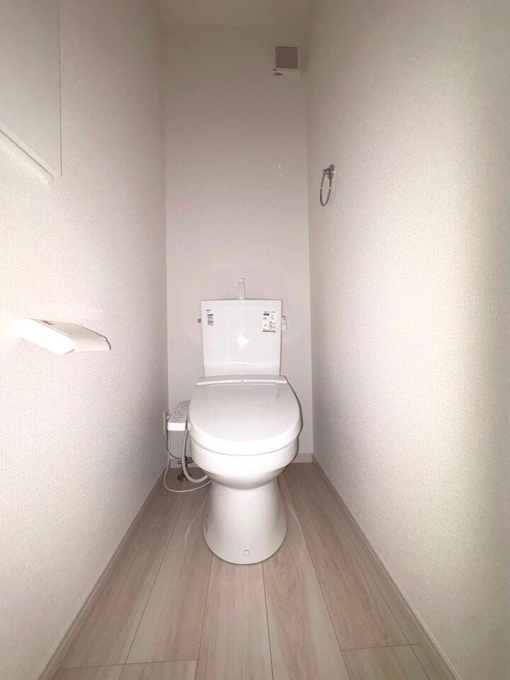 温水洗浄便座付トイレ。各階トイレで混雑時も安心です。