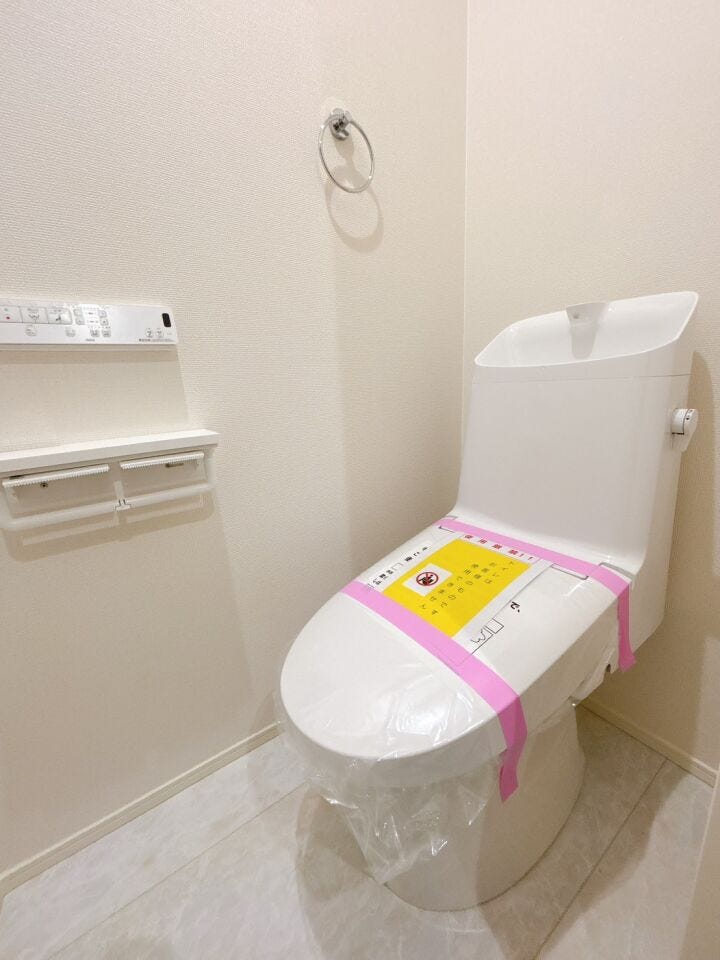 【温水洗浄器付きトイレ 】
温水洗浄器付きのトイレは、便座を暖かく保てるため、冬場でも座ったときにヒヤッとせず快適に使用できます!
ペーパーの使用量の削減にもなるため経済面でもメリットがあります♪